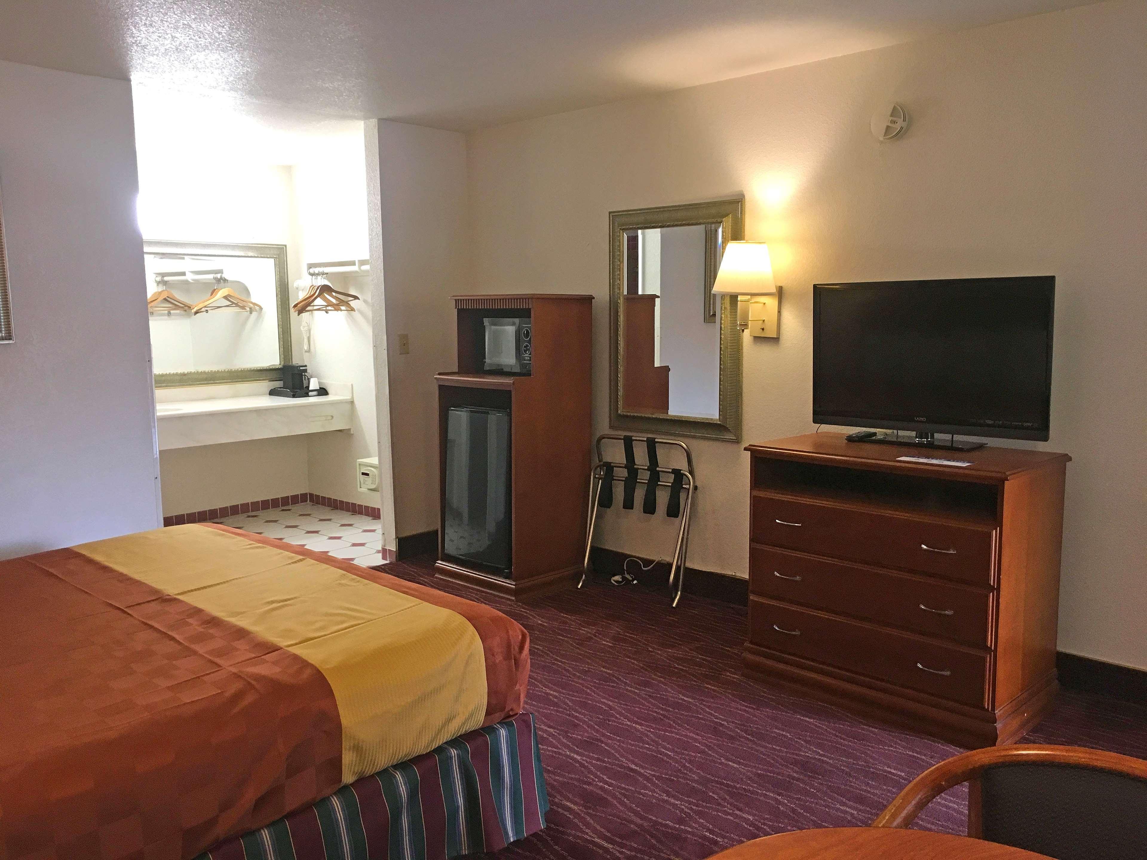 Ibis Styles Lisieux Normandie Экстерьер фото