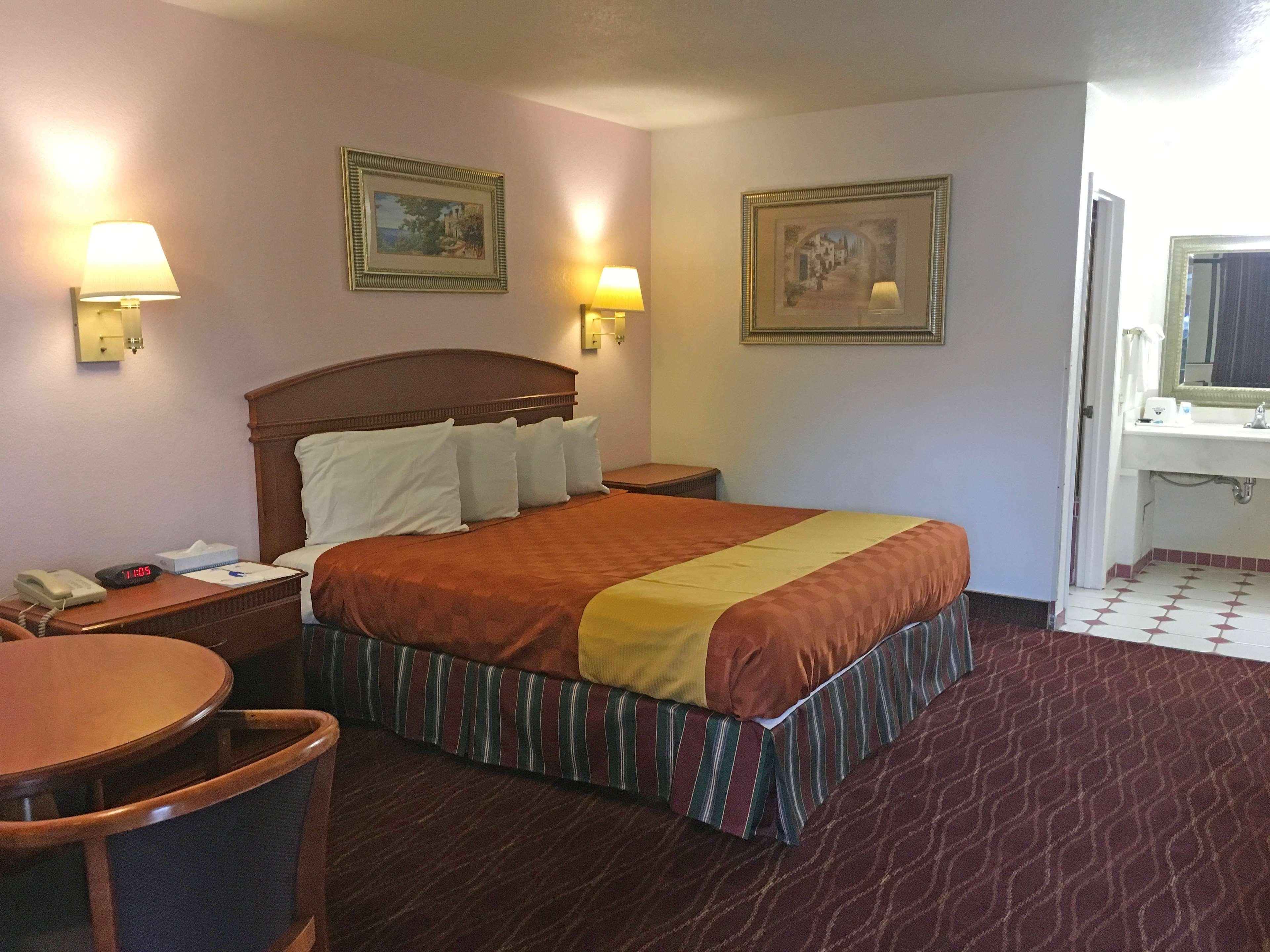 Ibis Styles Lisieux Normandie Экстерьер фото