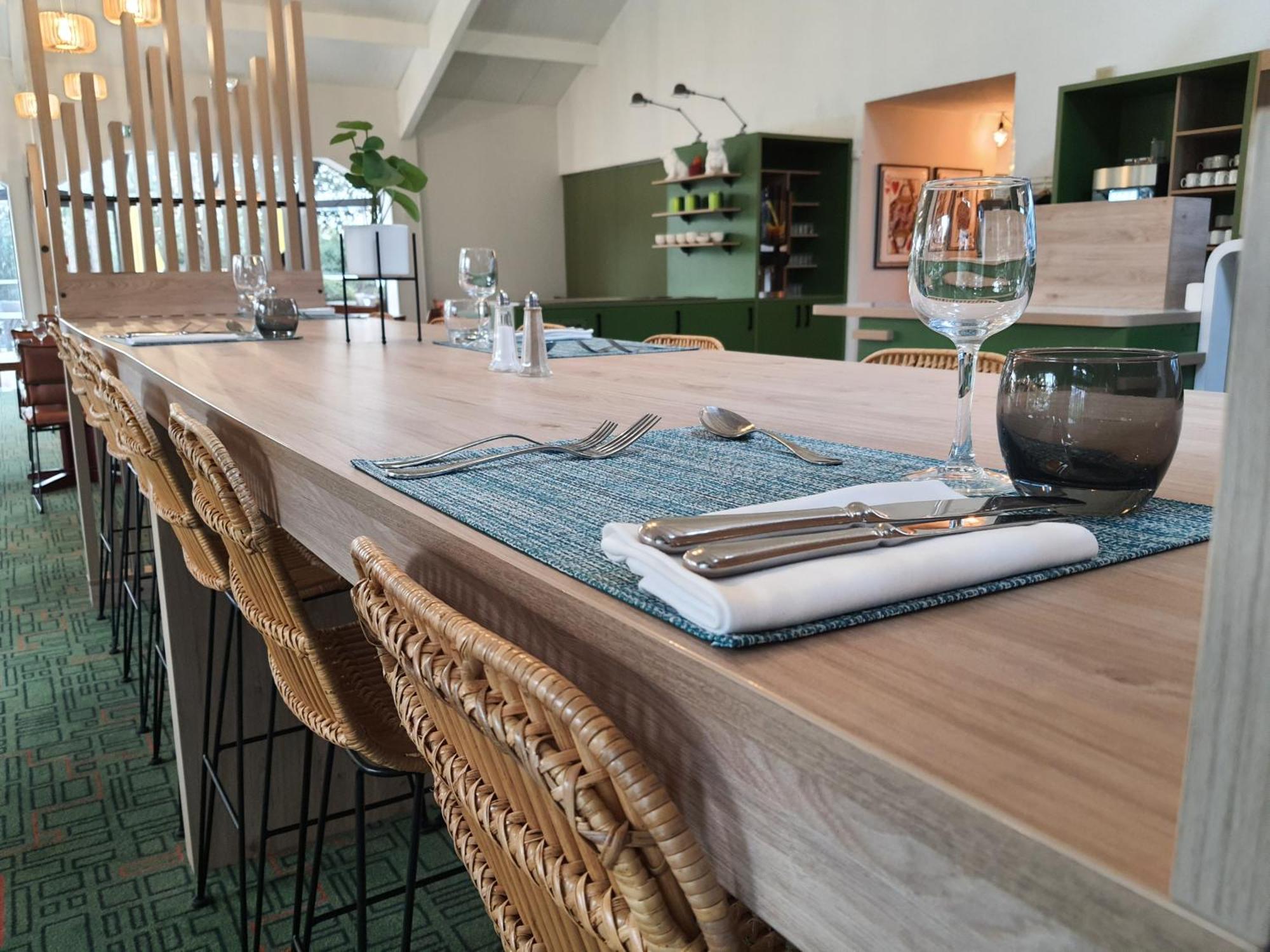 Ibis Styles Lisieux Normandie Экстерьер фото