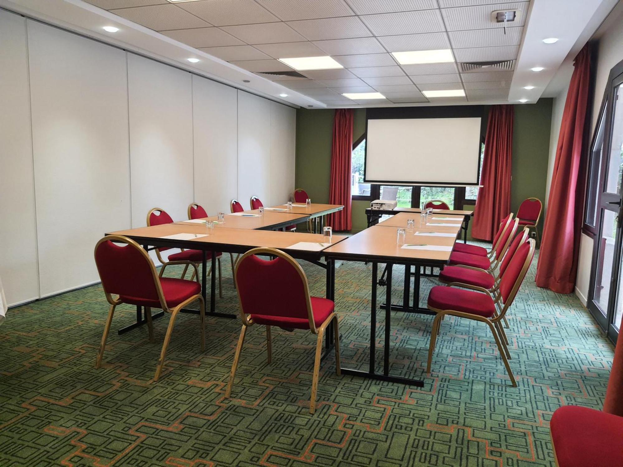 Ibis Styles Lisieux Normandie Экстерьер фото