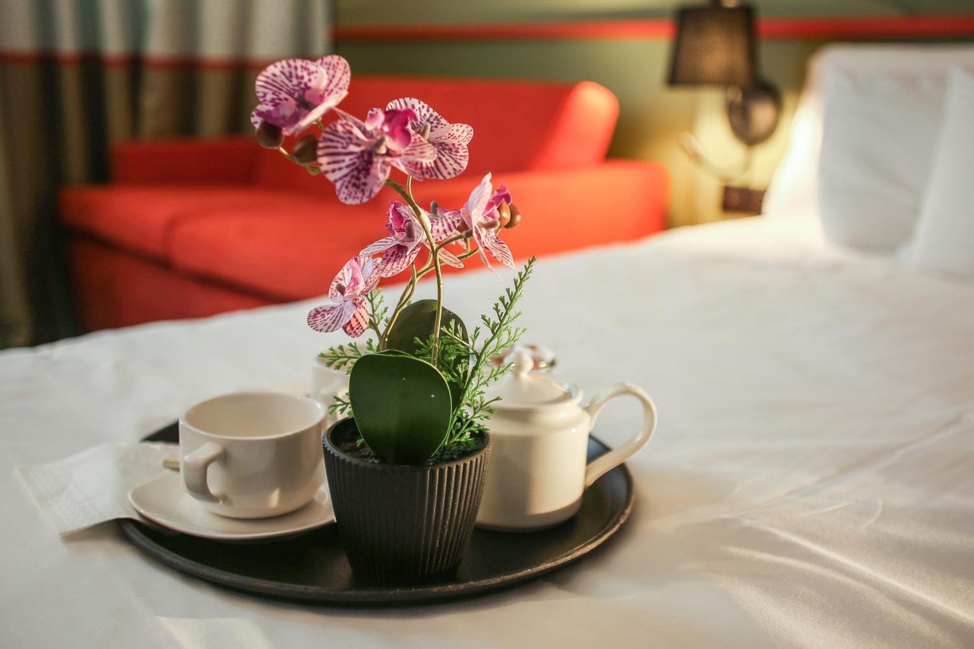 Ibis Styles Lisieux Normandie Экстерьер фото