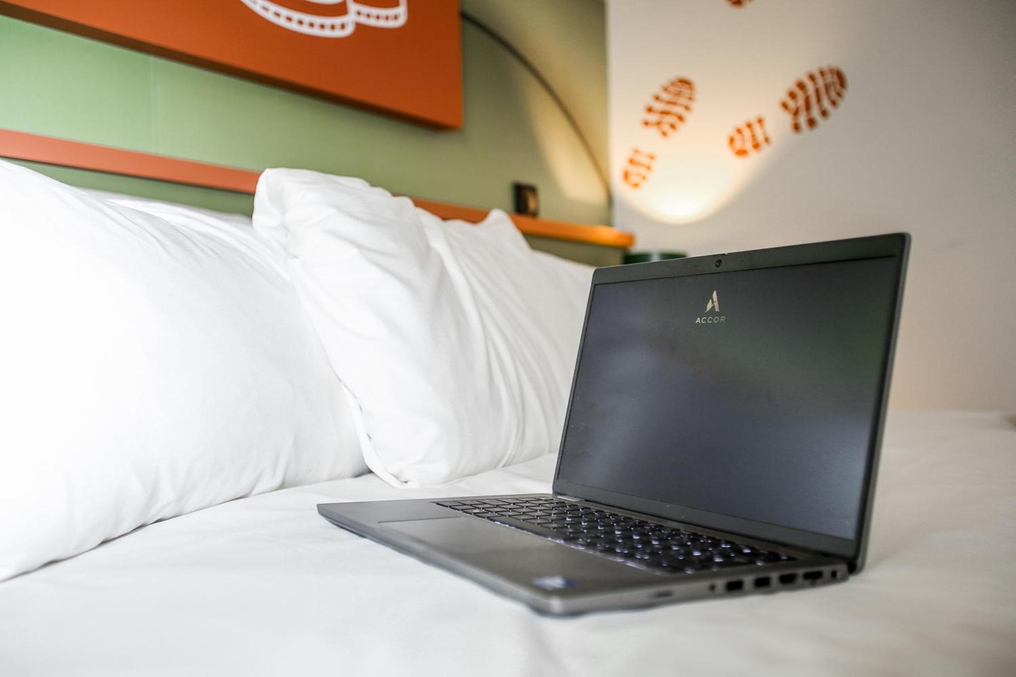 Ibis Styles Lisieux Normandie Экстерьер фото