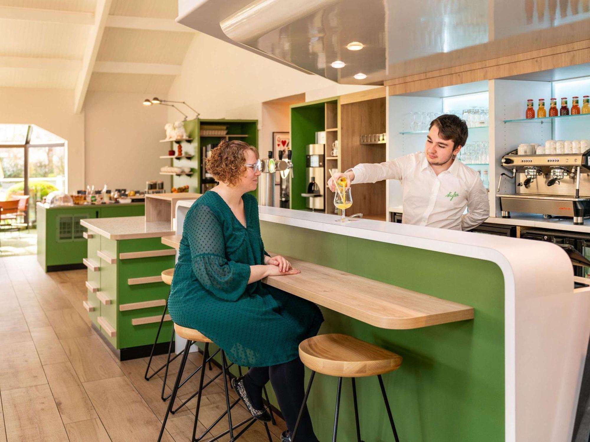 Ibis Styles Lisieux Normandie Экстерьер фото
