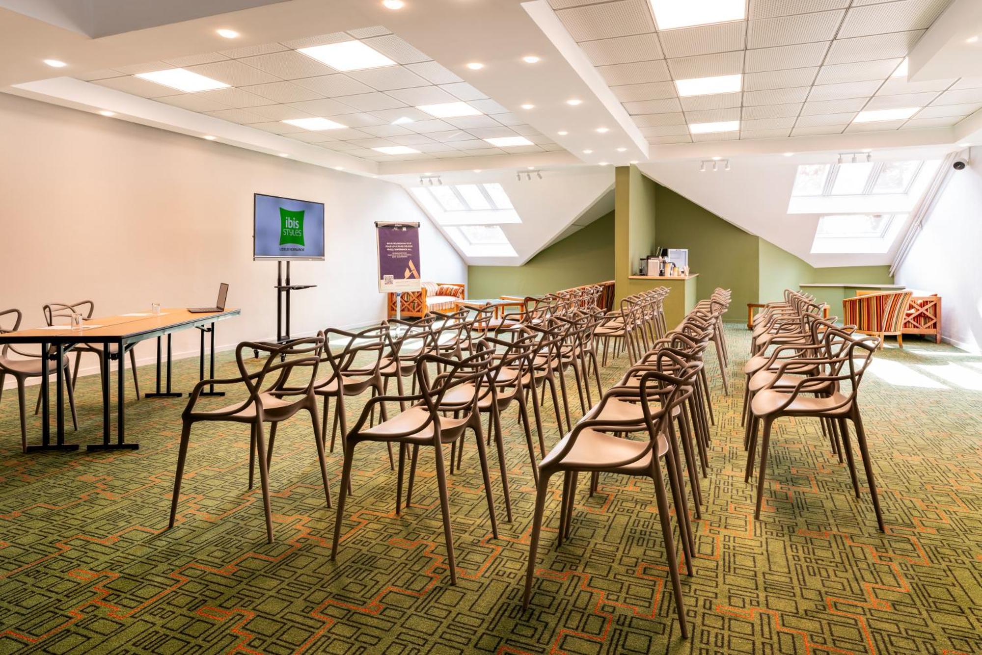 Ibis Styles Lisieux Normandie Экстерьер фото